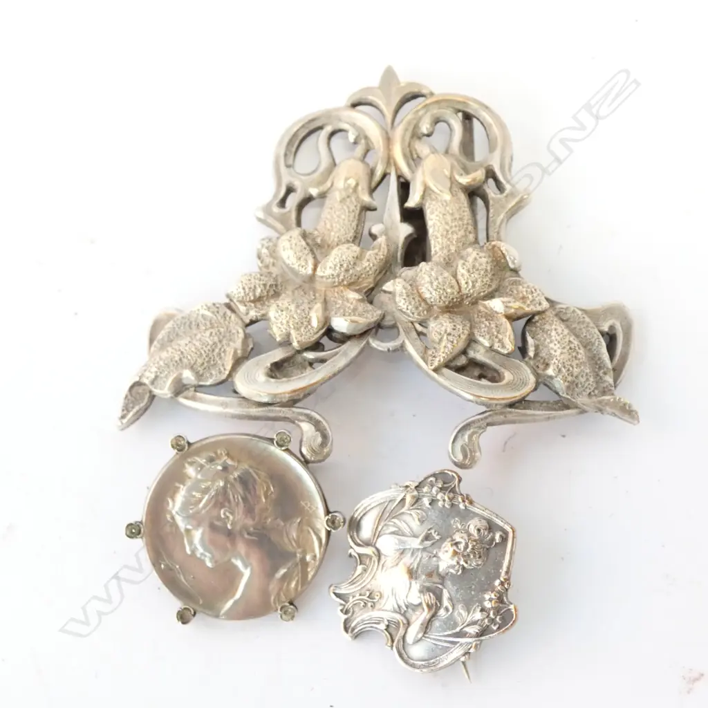 3 ART NOUVEAU ITEMS: BUCKLE & 2 BROOCHES... Image 1++