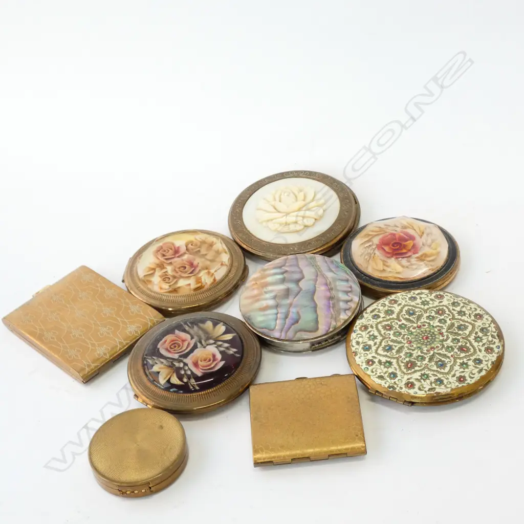 COLLECTION ASST. VINTAGE COMPACTS Image 1++