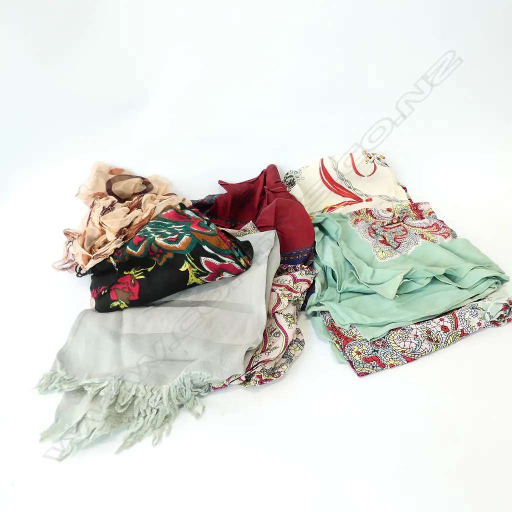 5 VINTAGE SCARVES  Image 1++