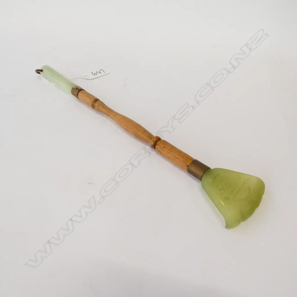 ORIENTAL JADE + WOODEN BACK SCRATCHER Image 1++