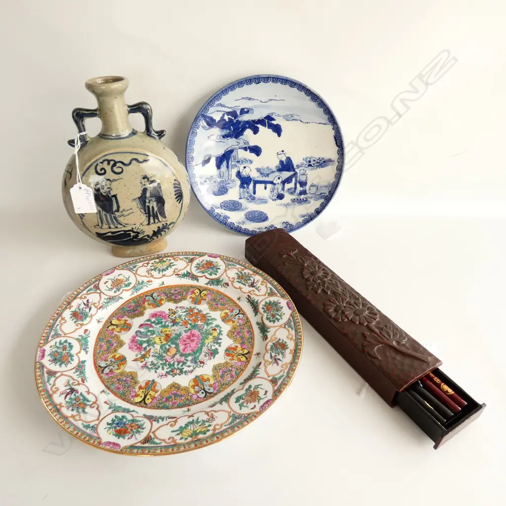 4 ORIENTAL PCES; 2 PLATES, VASE & CHOPSTICKS BOX Image 1++