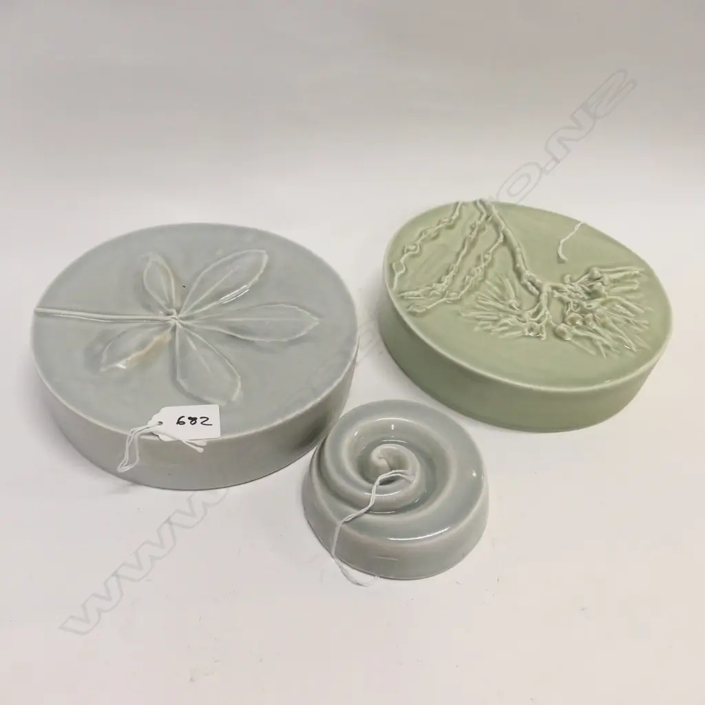 3 BOB STEINER CERAMIC WALL PLAQUES 185MM DIA Image 1++