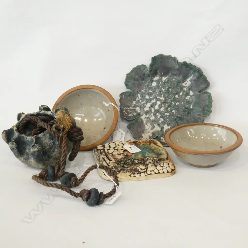 ROSEMARIE BRITTAIN TILE/+UNKNOWN BOWLS/PLATE + BASKET Image 1++