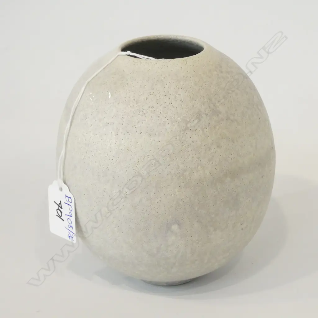 JOHN PARKER PITTED WHITE VASE H. 150MM Image 1++