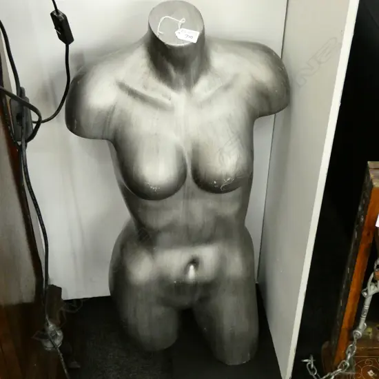 FEMALE MANNEQIN BUST H. 800MM