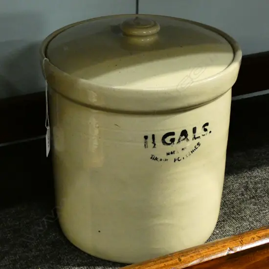 TIMARU POTTERIES LIDDED CROCK H. 270MM