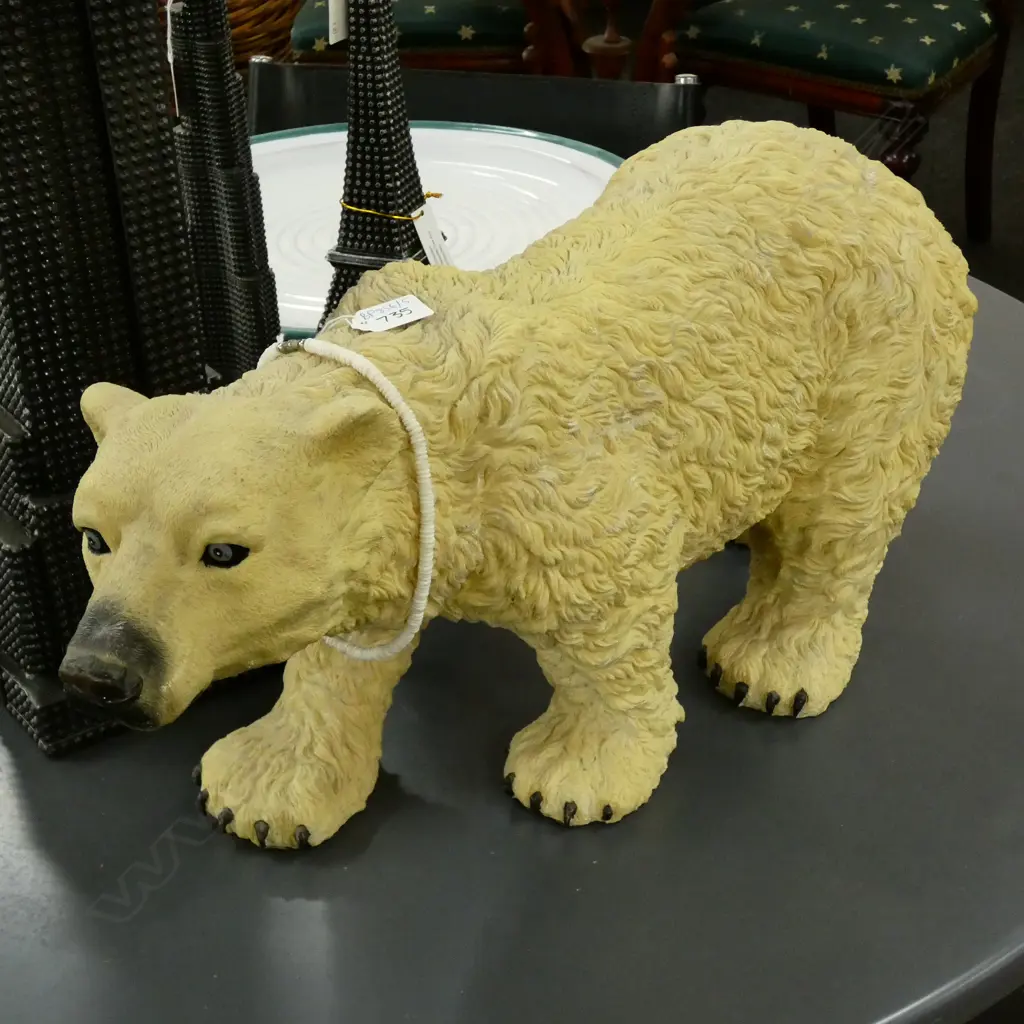 LGE RESIN POLAR BEAR  Image 1++