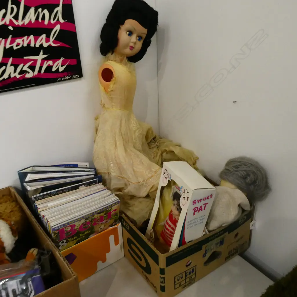 LOT ASST PLASTIC DOLLS + MAGAZINES  Image 1++
