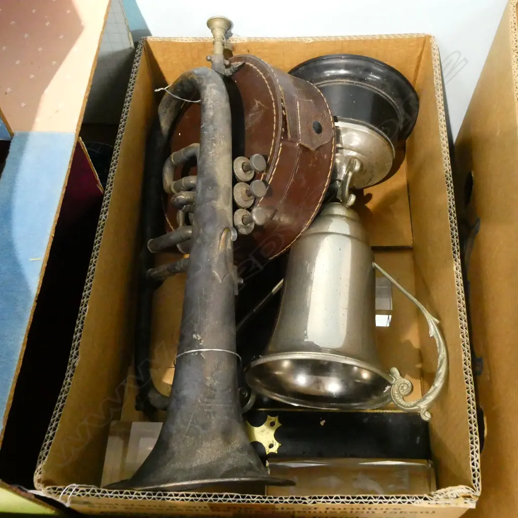 BOX LOT TROPHY, TRUMPET, COLLAR BOX, SET SQUARE Image 1++