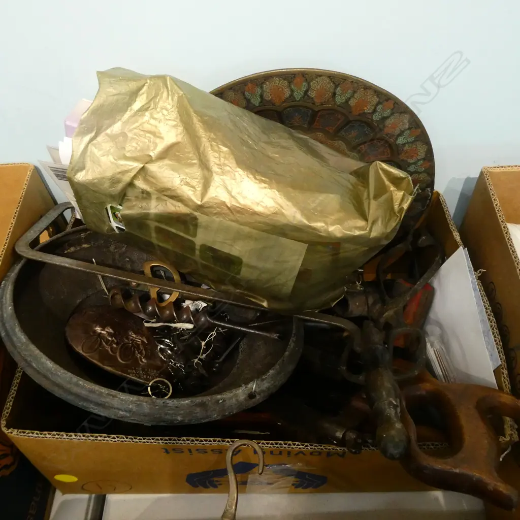 BOX LOT VINTAGE TOOLS, SAWS, KEYCHAINS ETC Image 1++
