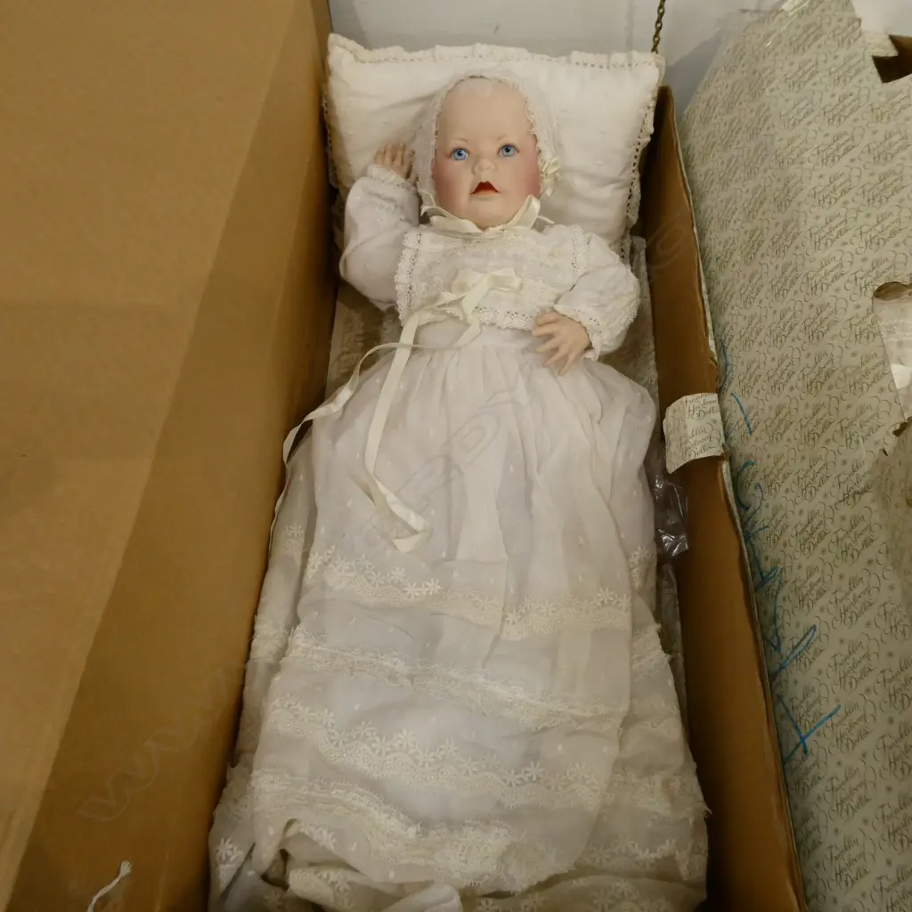 BOXED FRANKLIN HEIRLOOM DOLL L 580 MM Image 1++