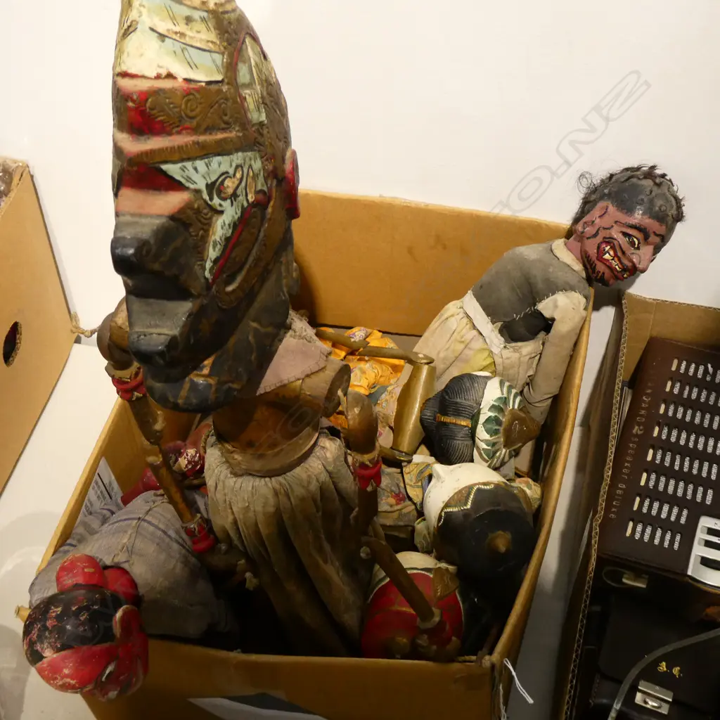 BOX LOT BALINESE PUPPETS Image 1++