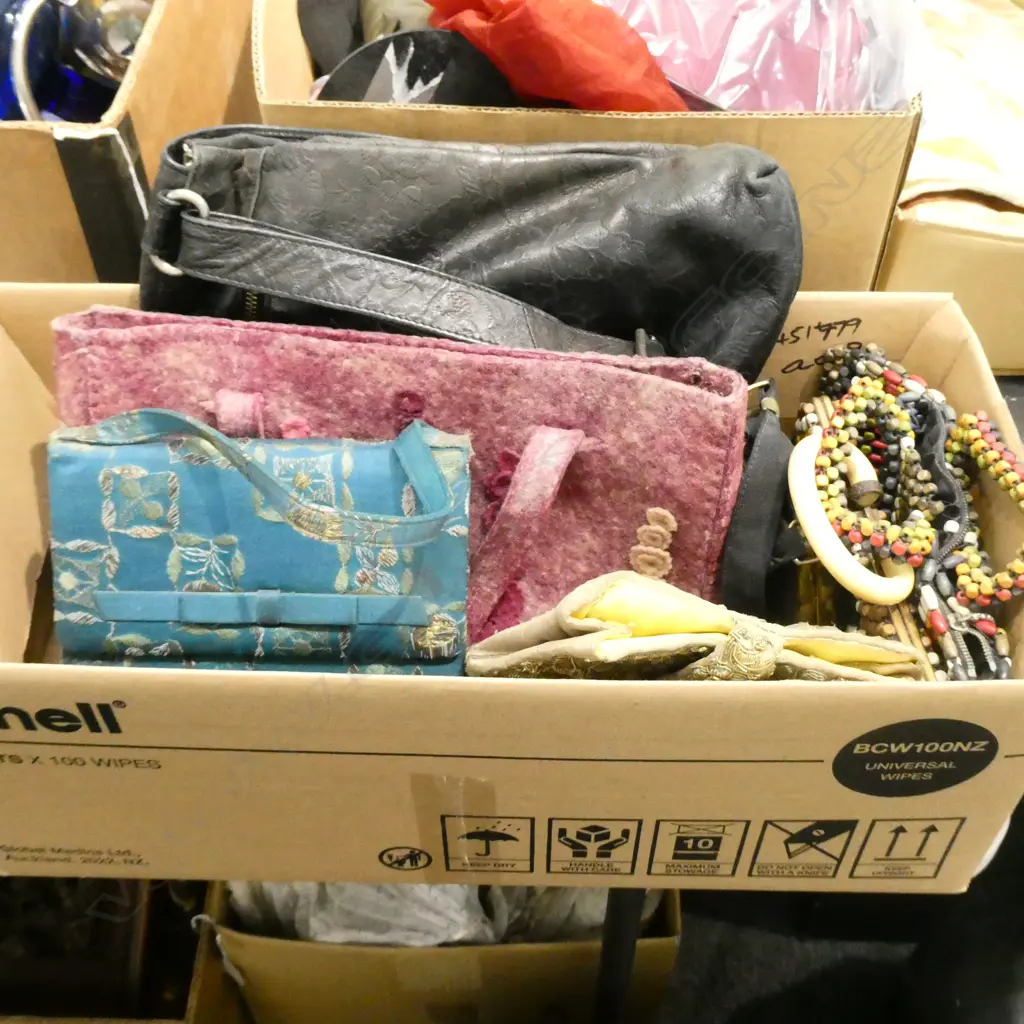 BOX LOT ASST. VINTAGE HANDBAGS ETC Image 1++