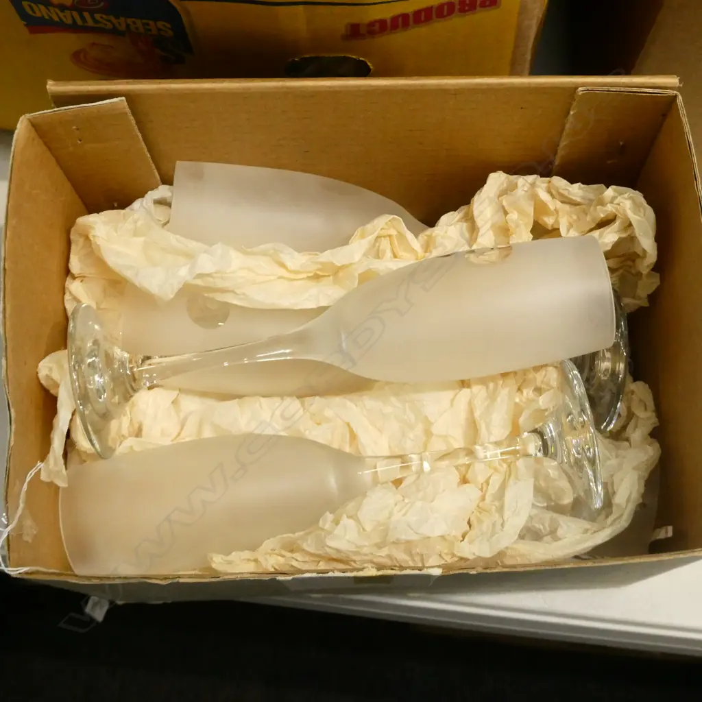 SIX FROSTED CHAMPAGNE FLUTES Image 1++