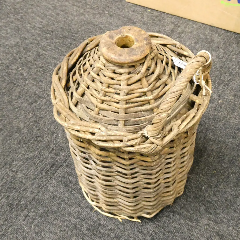 CROCK IN WOVEN CANE Image 1++
