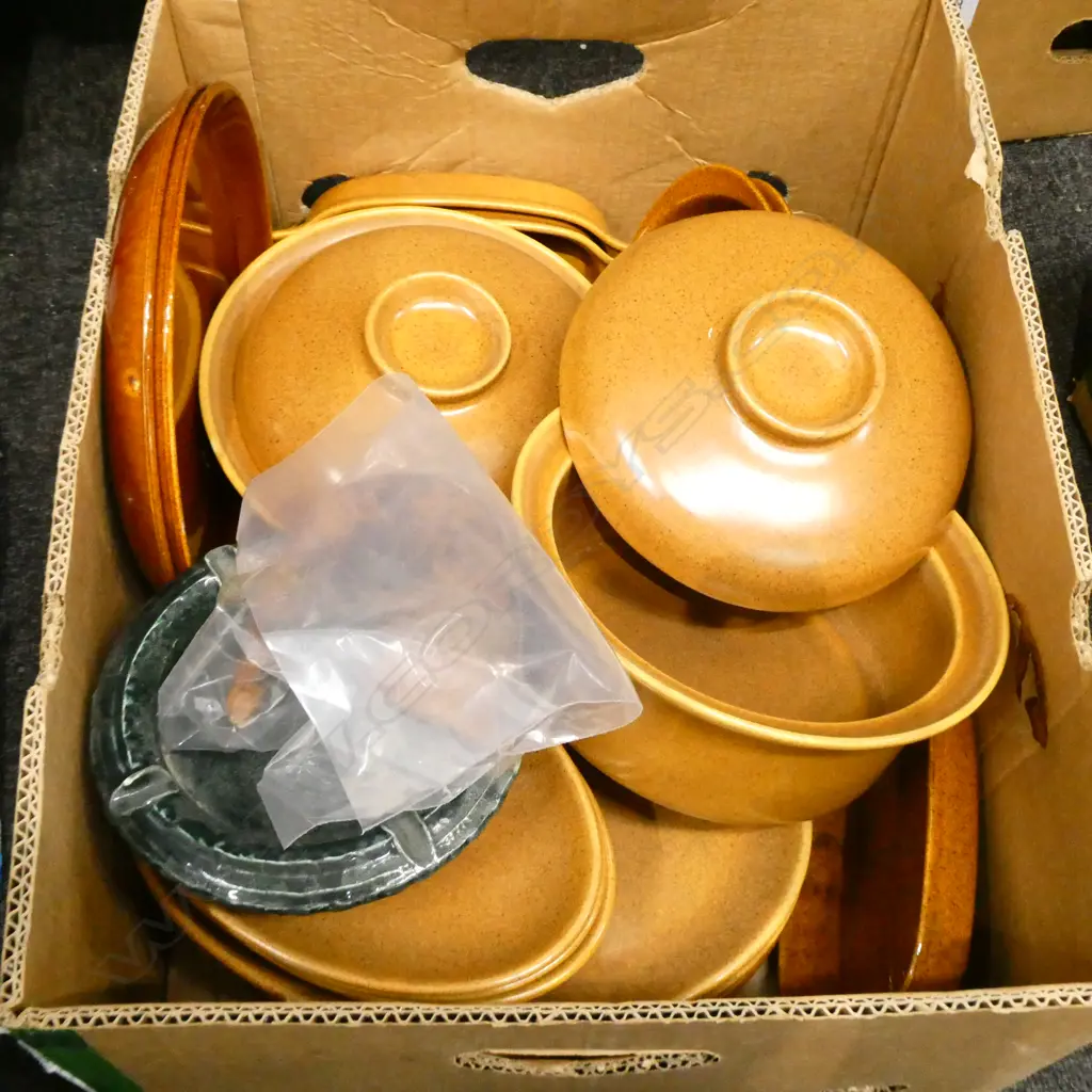 BOX LOT ASST. CROWN LYNN DINNERWARE Image 1++