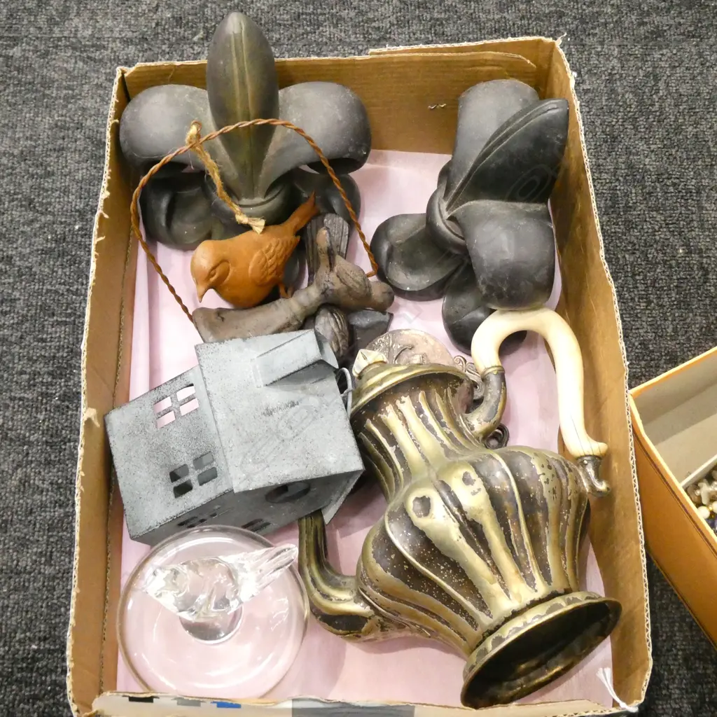 BOX LOT FLEUR DE LIS BOOKENDS, TEAPOT ETC Image 1++
