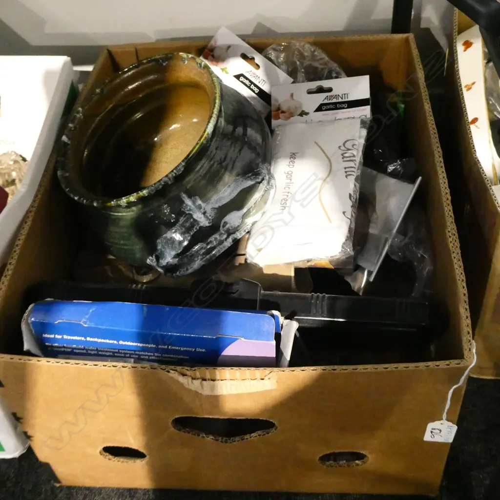 BOX LOT MISC. KITCHEN ITEMS ETC Image 1++