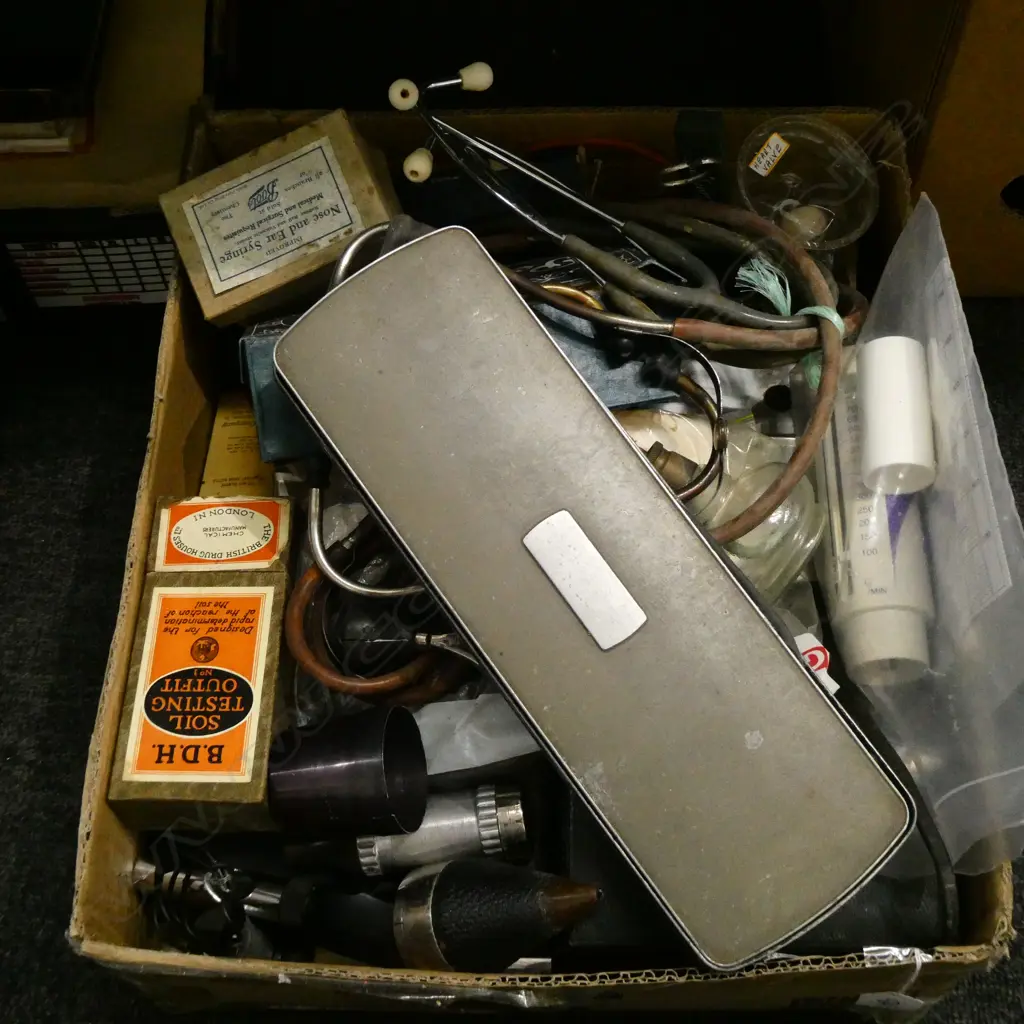BOX OF VINTAGE MEDICAL DOCTOR'S EQUIP, INCLUDING STETHESCOPES Image 1++