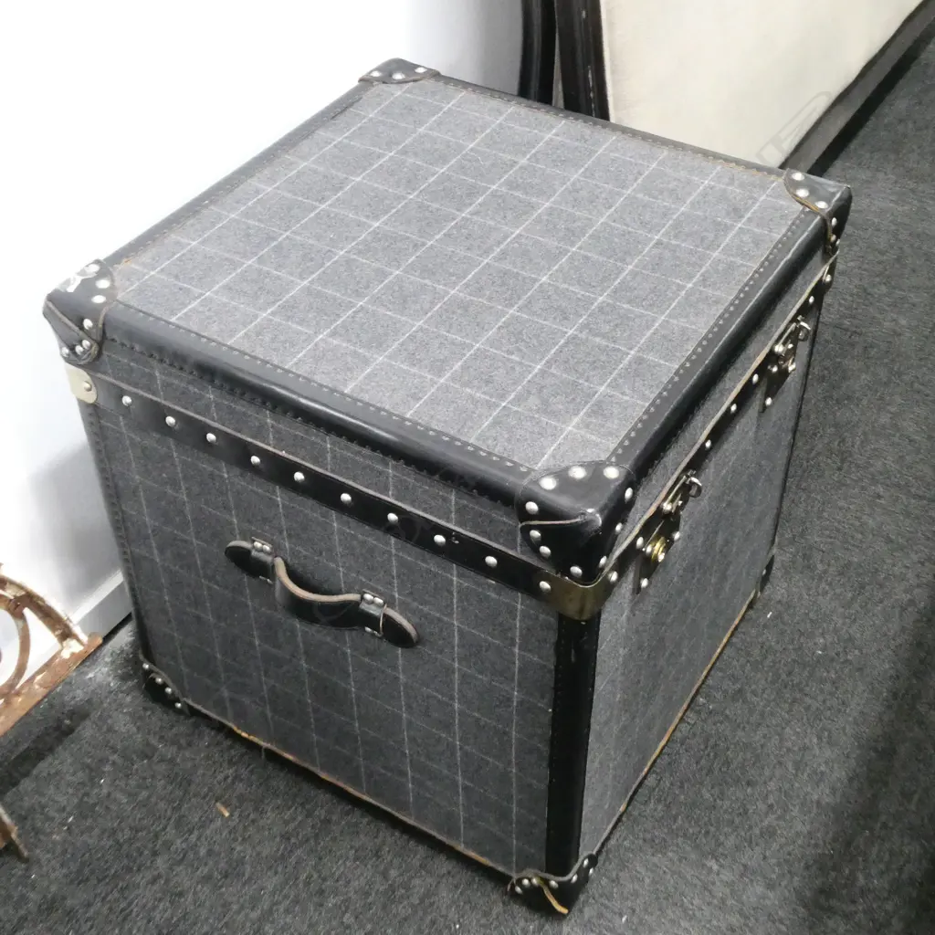 BLACK TRUNK 570 SQ Image 1++