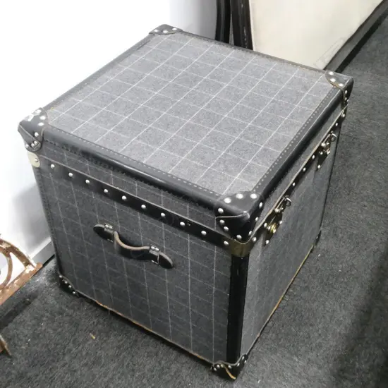 BLACK TRUNK 570 SQ