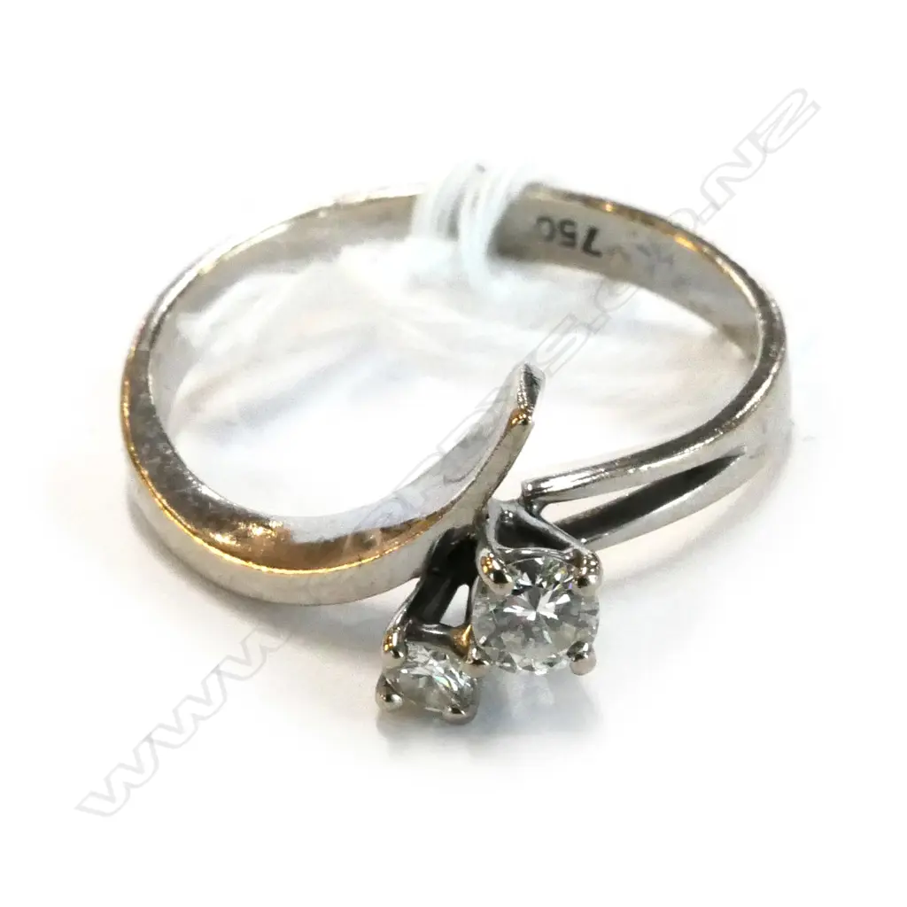 18CT WHITE GOLD AND DIAMOND RING Image 1++