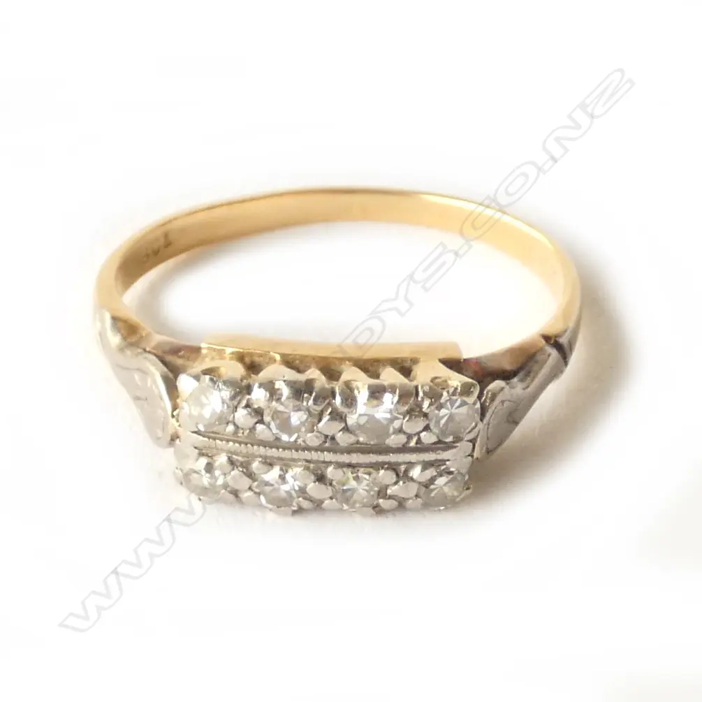 18 CT GOLD AND DIAMOND RING Image 1++