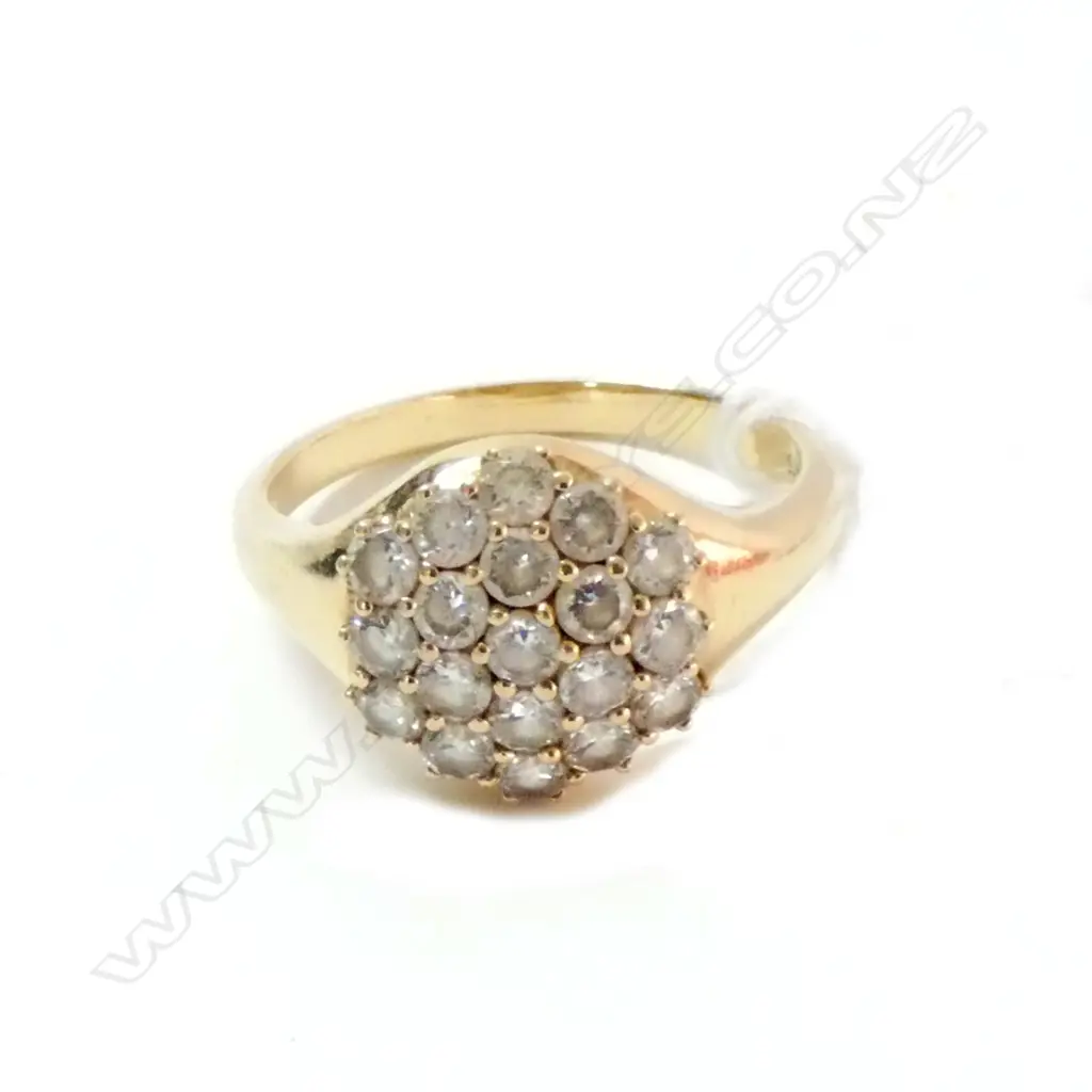 9CT CZ CLUSTER RING 2.8 GRAMS Image 1++