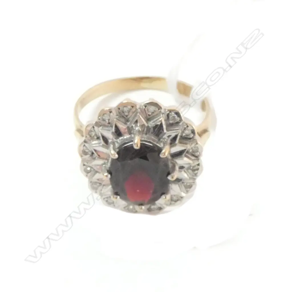 9CT GARNET & DIAMOND CLUSTER RING 4.6GRAMS Image 1++