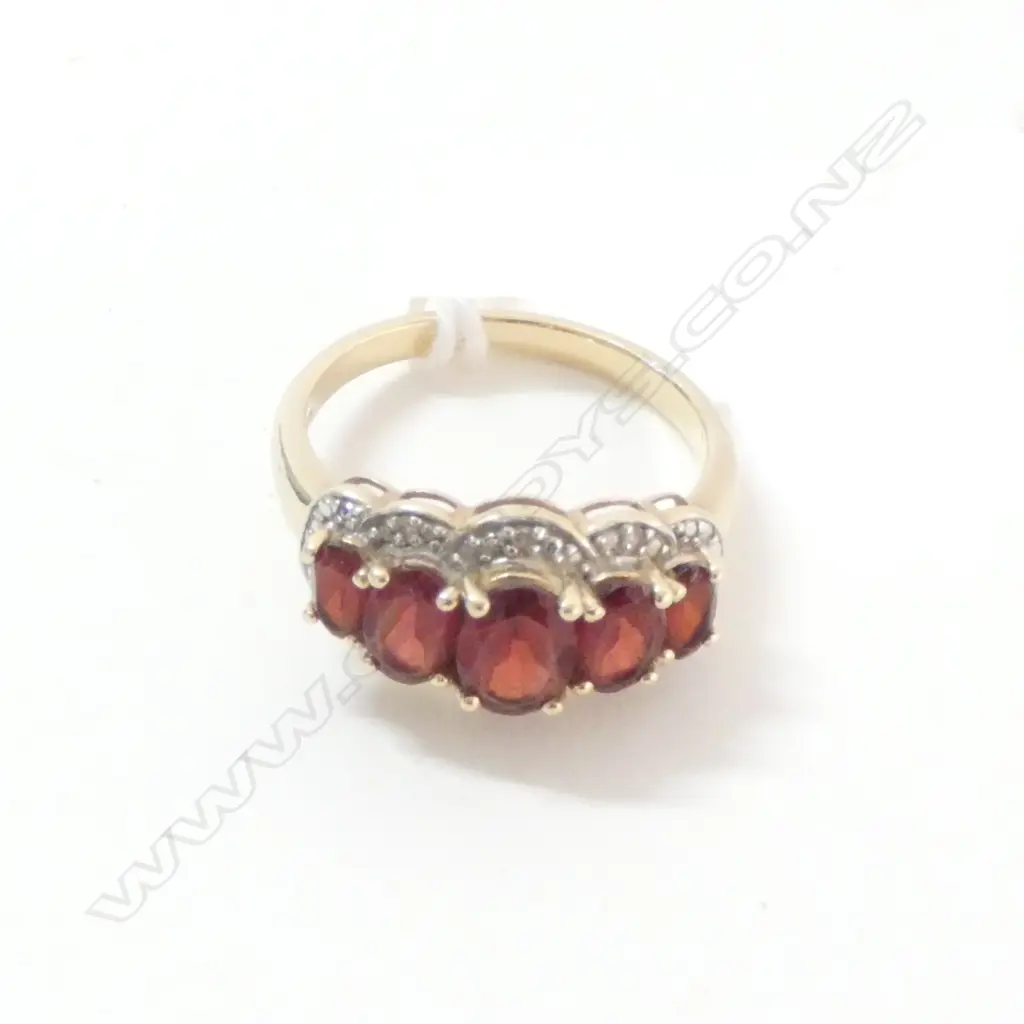 9CT GARNET & DIAMOND 5 STONE RING 3.5GRAMS Image 1++