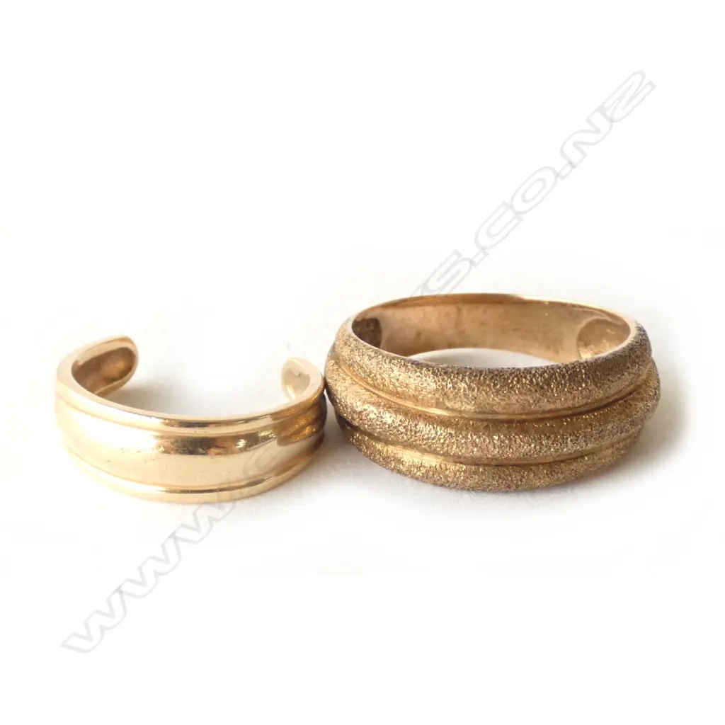 9CT GOLD RING TARNISHED AND 9CT GOLD TOE RING 4.4gm Image 1++