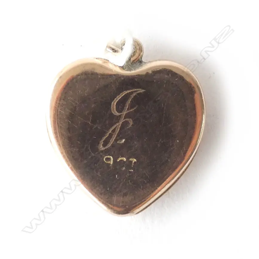 Locket made from 9ct gold Image 1++