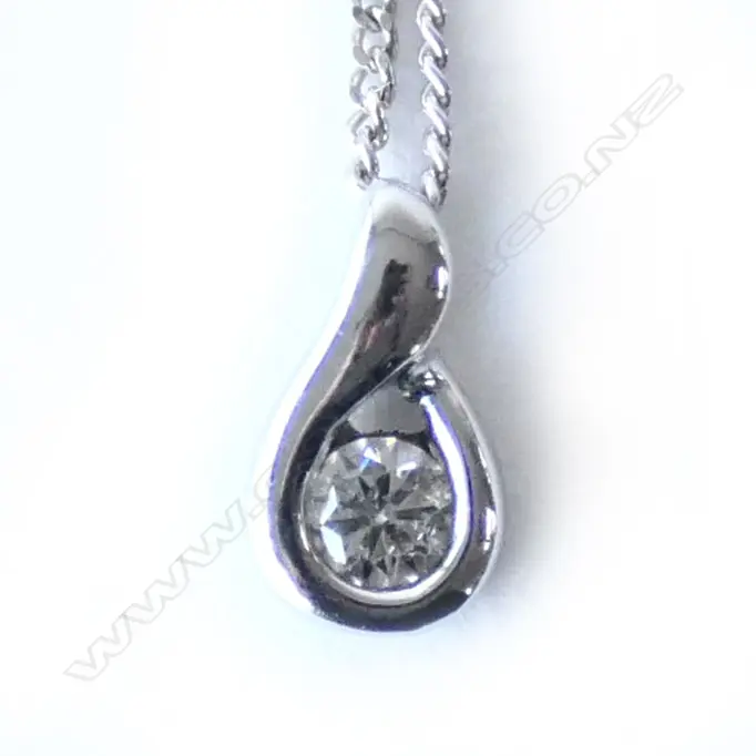 9CT WHITE GOLD & DIAMOND PENDANT CHAIN Image 1++