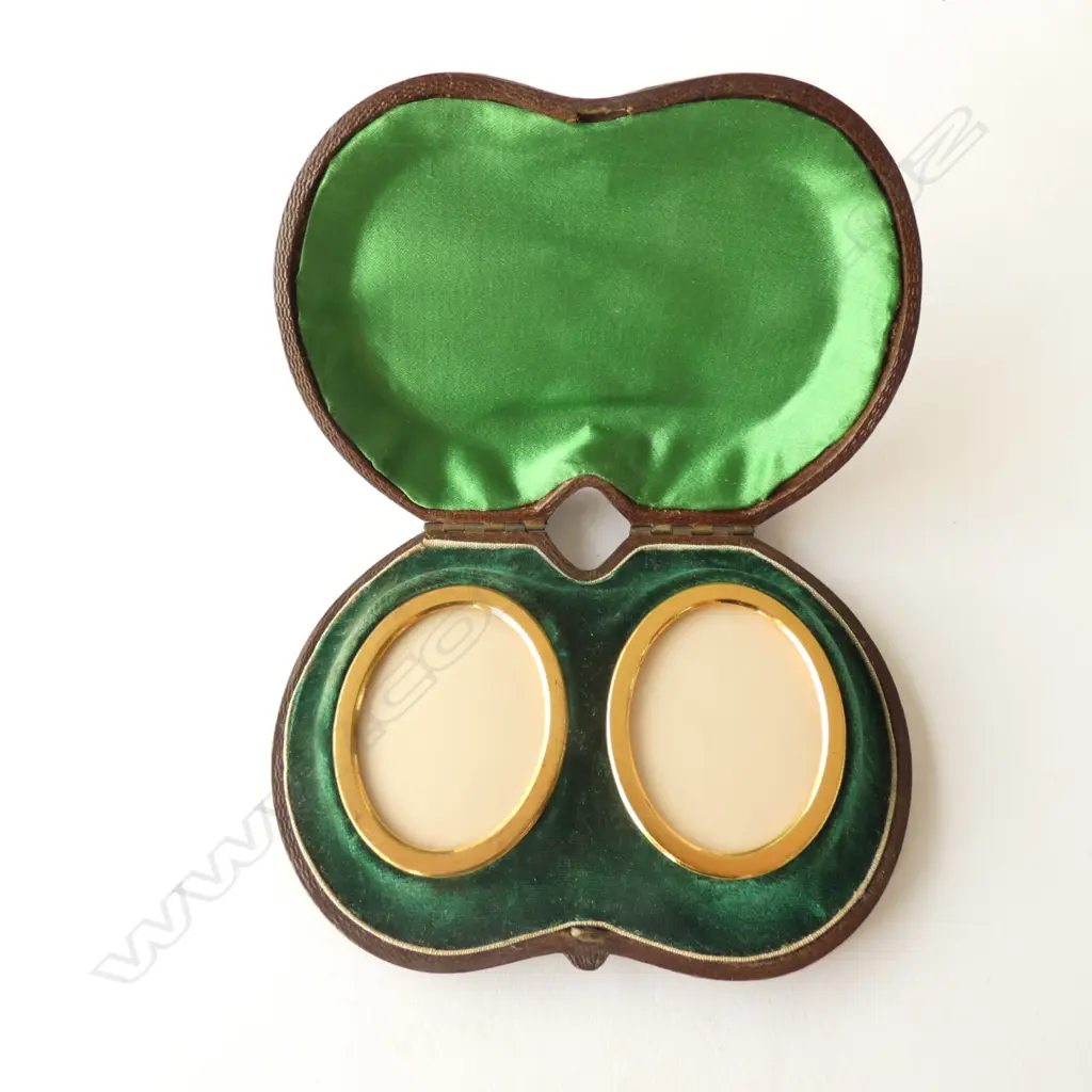 PR C1900 GILT FRAMED MINI PORTRAIT FRAMES IN LEATHER CASE Image 1++