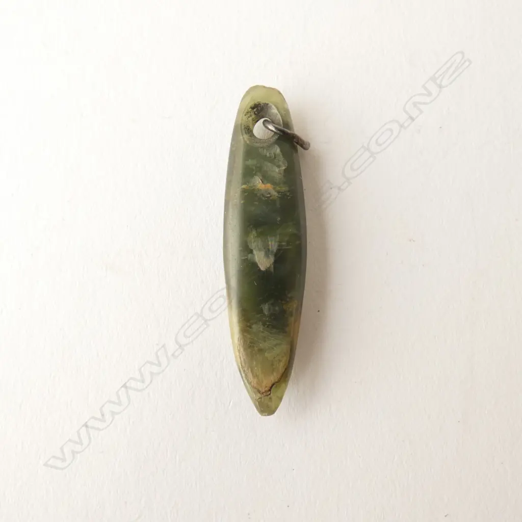 A BOWENITE CARVED PENDANT L.55mm Image 1++