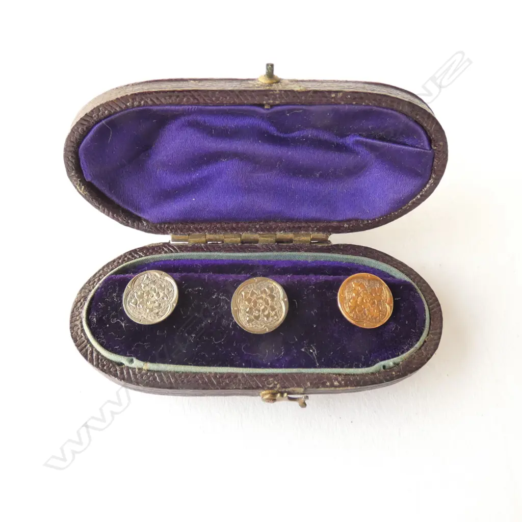 3 ANTIQUE 15CT GOLD DECORATIVE SHIRT STUDS CASED Image 1++