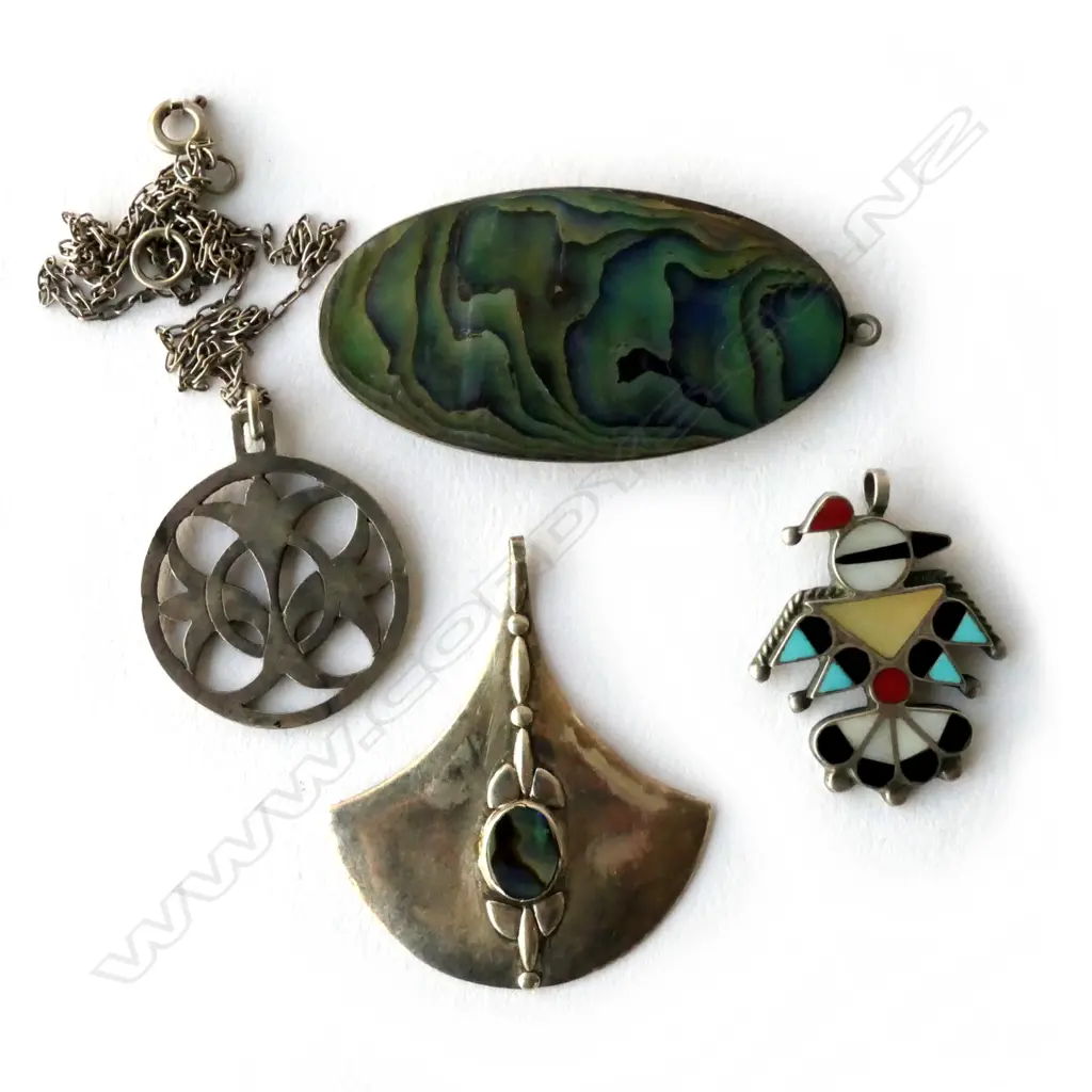 4 SILVER PENDANTS; 1 WITH CHAIN Image 1++