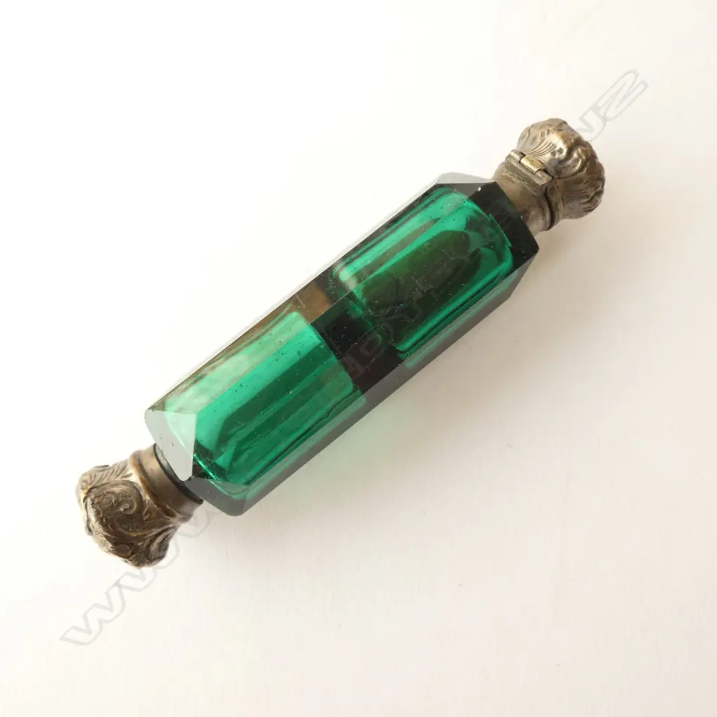 VICTORIAN FACETTED GREEN GLASS DBLE ENDED SCENT BOTTLE Image 1++