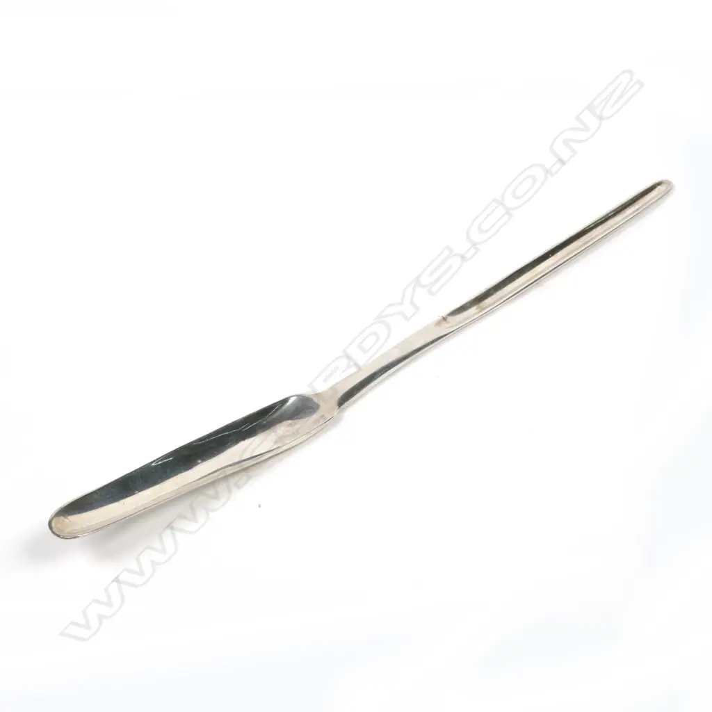 A George II silver marrow scoop Image 1++