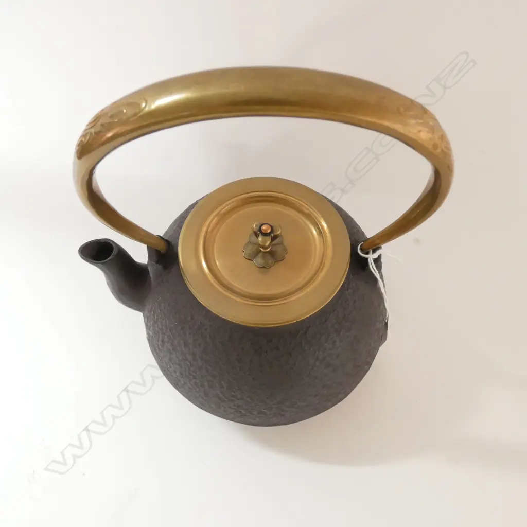 JAPANESE IRON TEAPOT 160MM DIA Image 1++