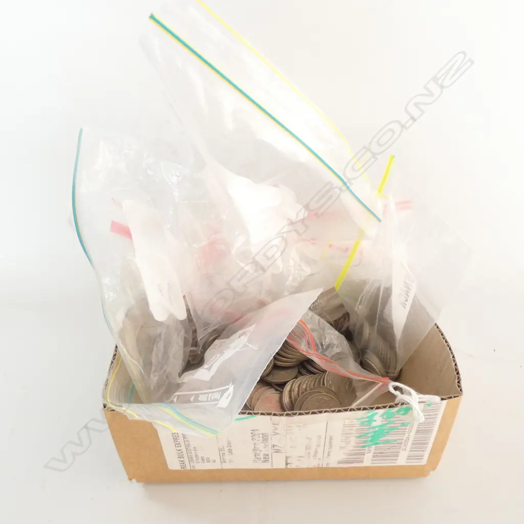 BOX OF VINTAGE WORLD COINAGE 2.8kgs Image 1++