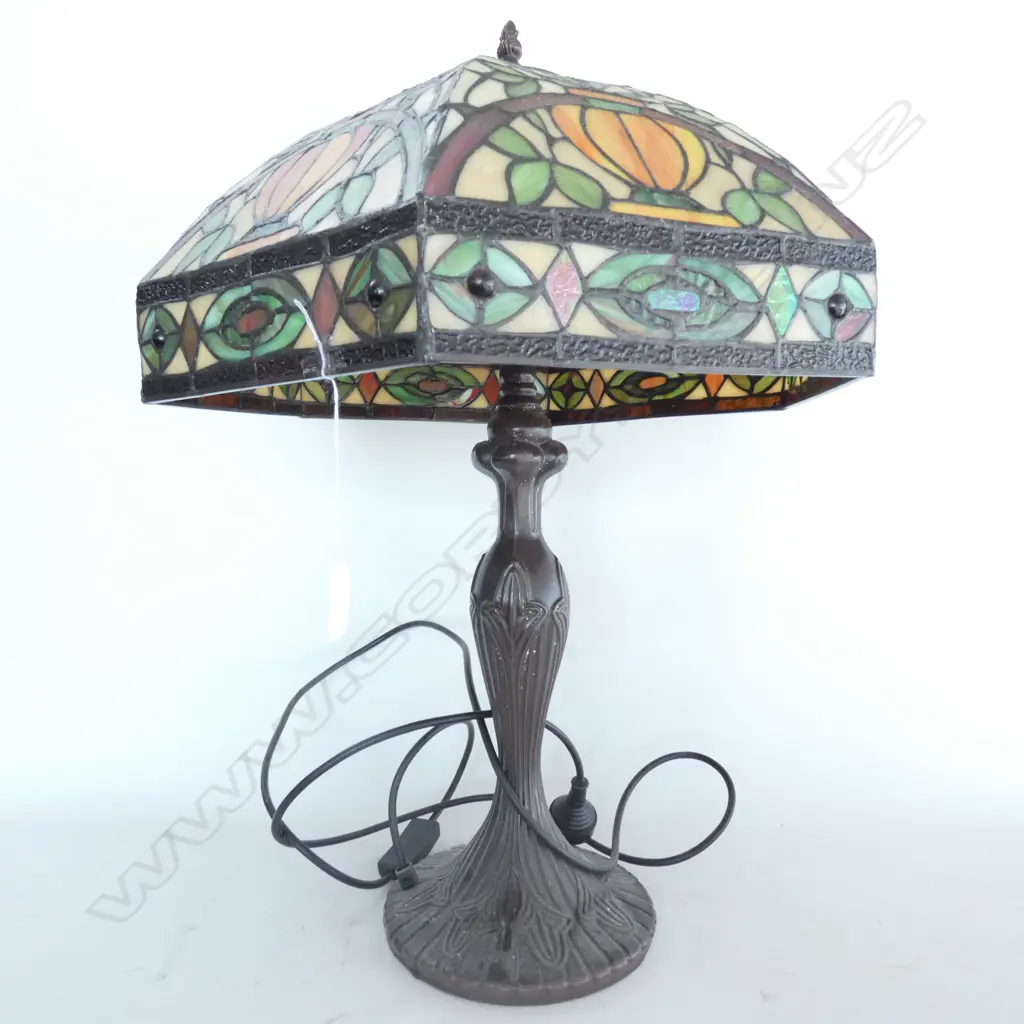 A reproduction Tiffany style table lamp Image 1++
