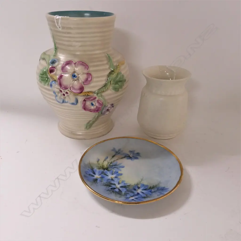 CLARICE CLIFF VASE, CROWN LYNN VASE & HAND PAINTED PLATE... Image 1++