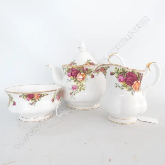 ROYAL ALBERT OLD COUNTRY ROSES TEAPOT, (H. 190MM) JUG AF & SUGAR BOWL