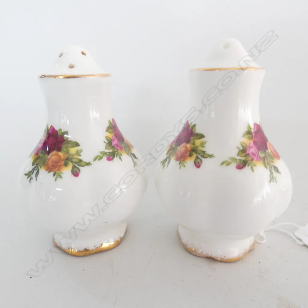 OLD ROYAL ALBERT OLD COUNTRY ROSES SALT & PEPPER SHAKERS, H. 35MM Image 1++