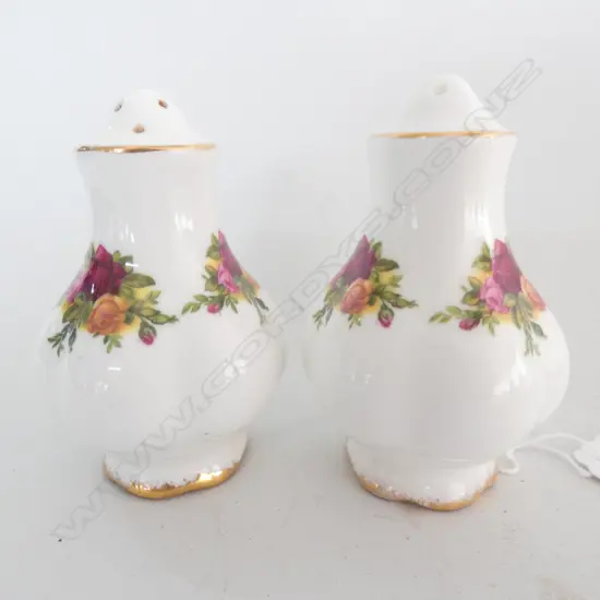 OLD ROYAL ALBERT OLD COUNTRY ROSES SALT & PEPPER SHAKERS, H. 35MM