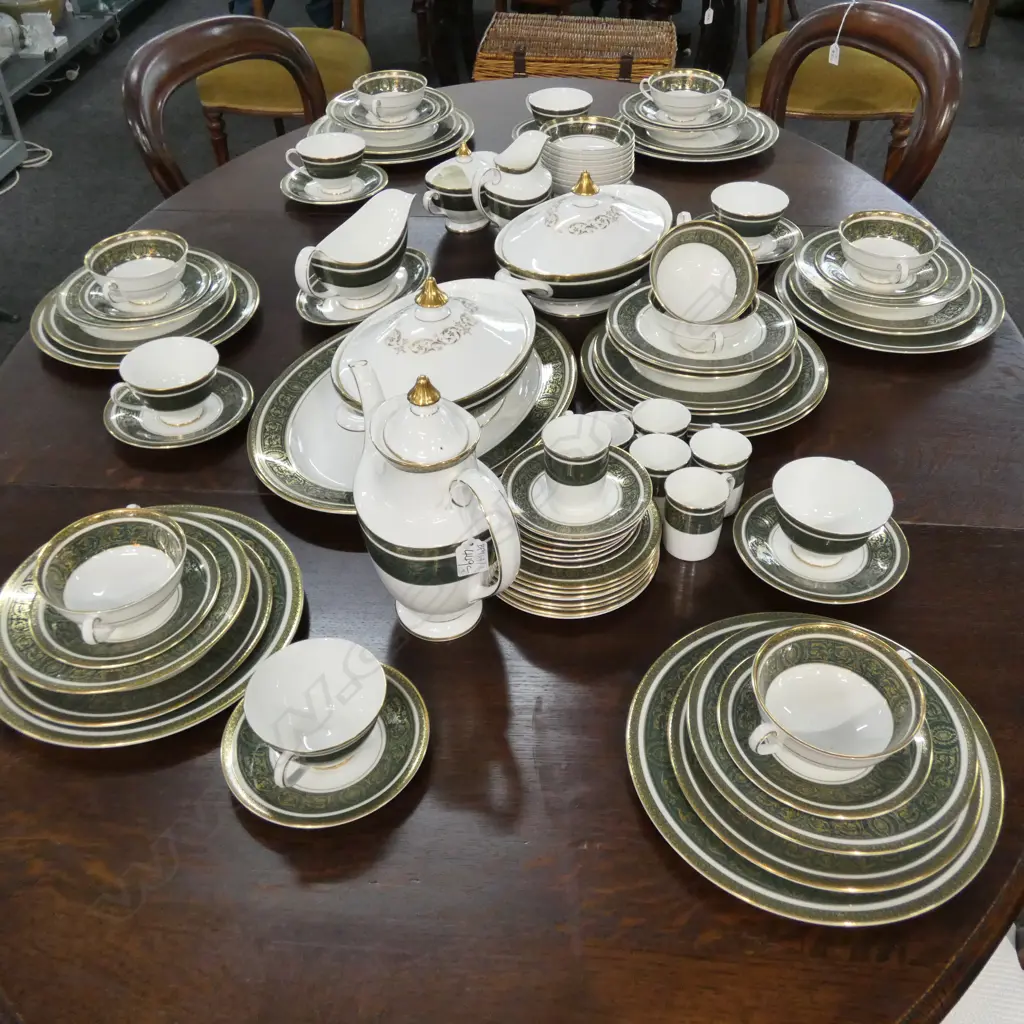 INCLUDES 8 DINNER PLATES Image 1++