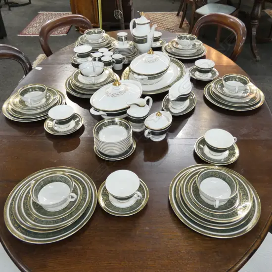 INCLUDES 8 DINNER PLATES