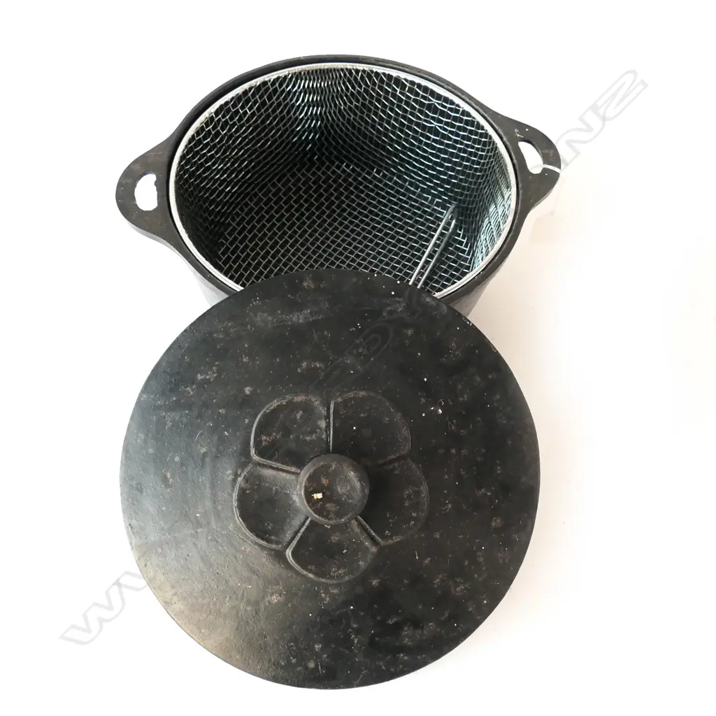 CAST IRON LIDDED POT WITH FRYER BASKET, W. 320MM Image 1++