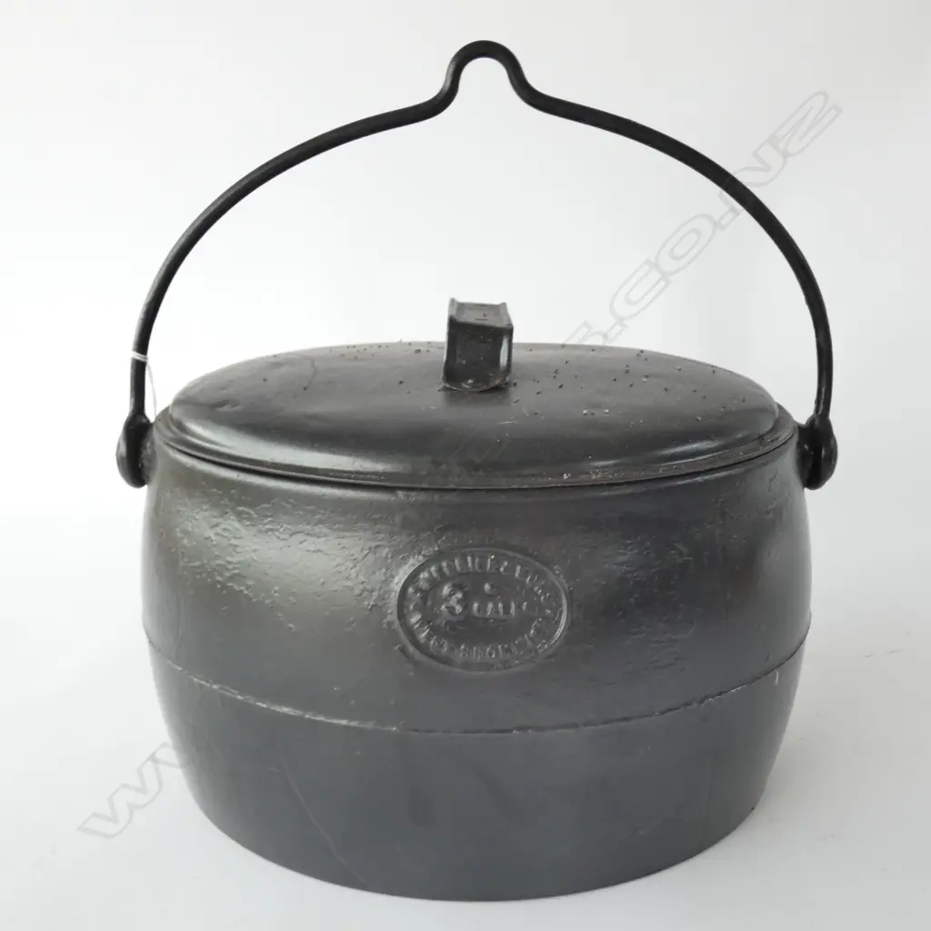 KENRICK CAST IRON OVAL LIDDED POT, W. 360MM Image 1++